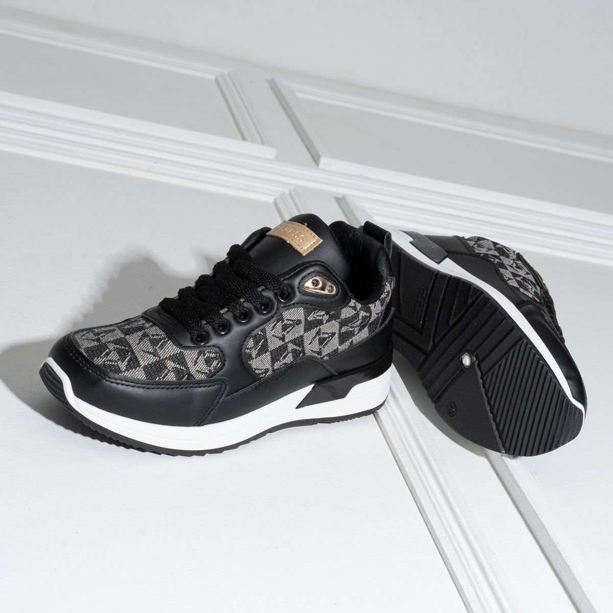 Chic Women’s Slip-On Sneakers with Gold Chain