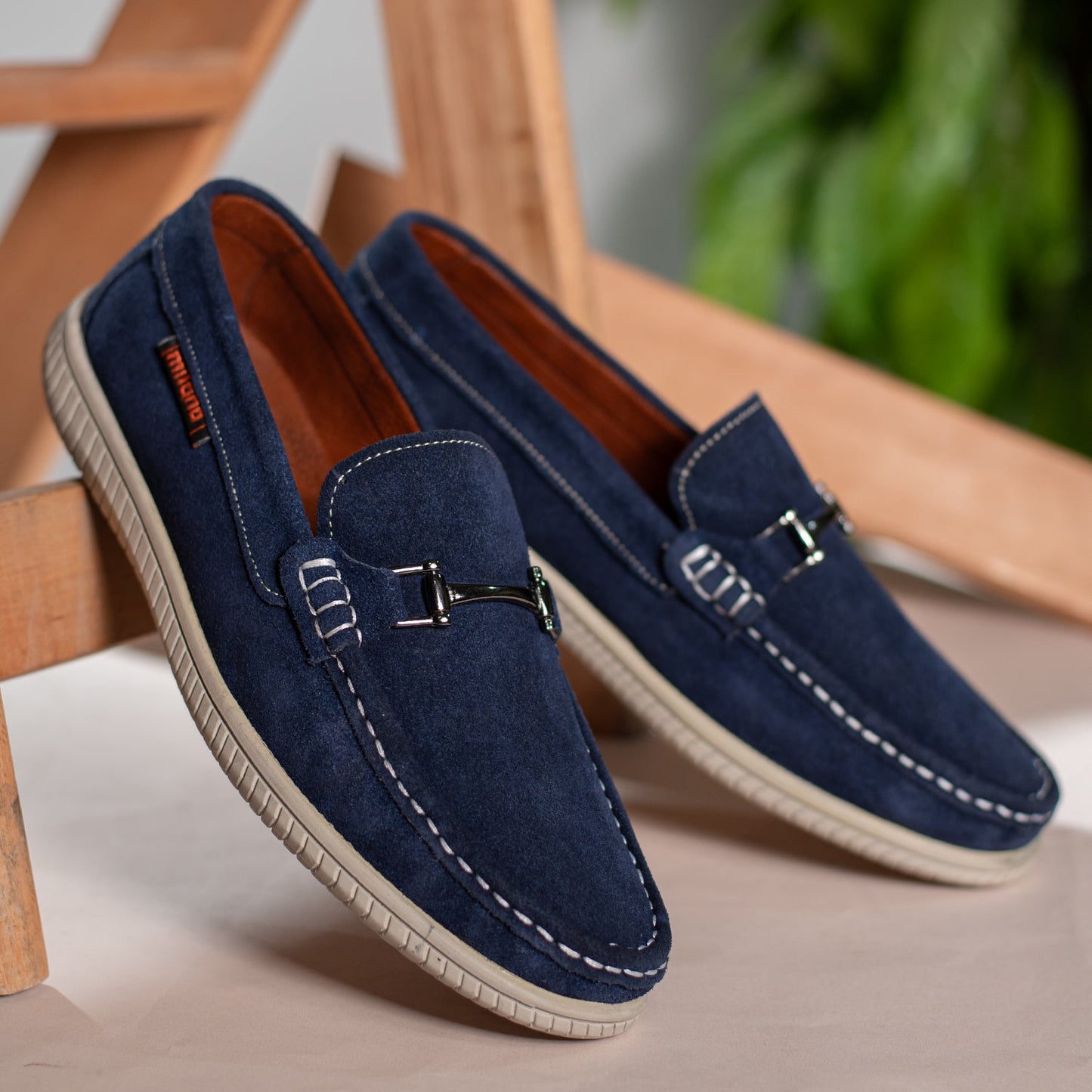 Vans Suede Sneakers – Trendy & Comfortable