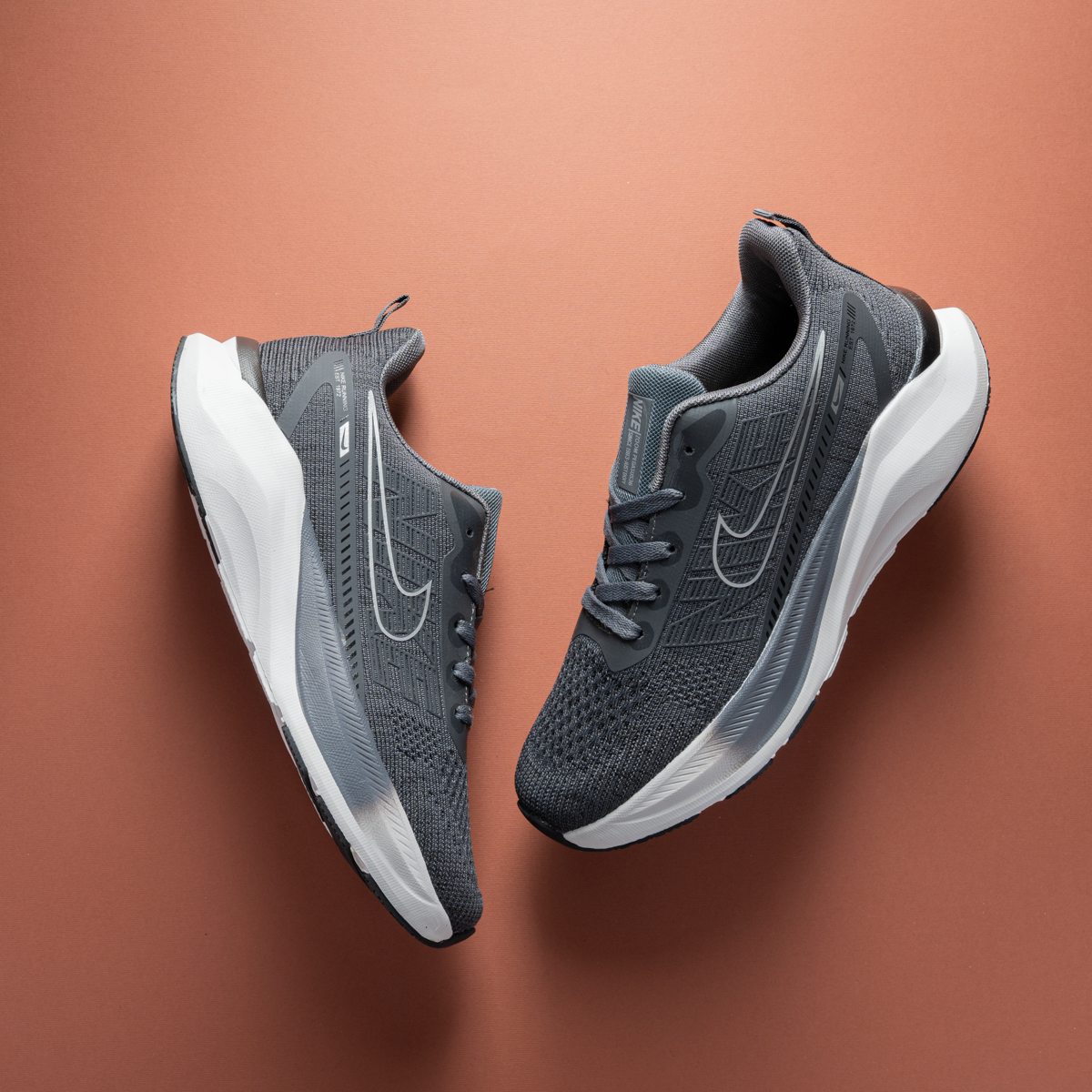 Nike Men’s Lightweight Sneakers